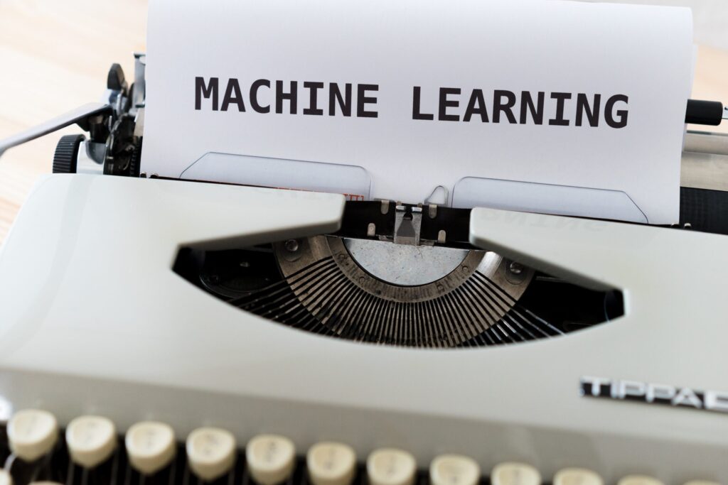 タイプライターに差し込まれた紙に打たれた「MACHINE LEARNING」の文字