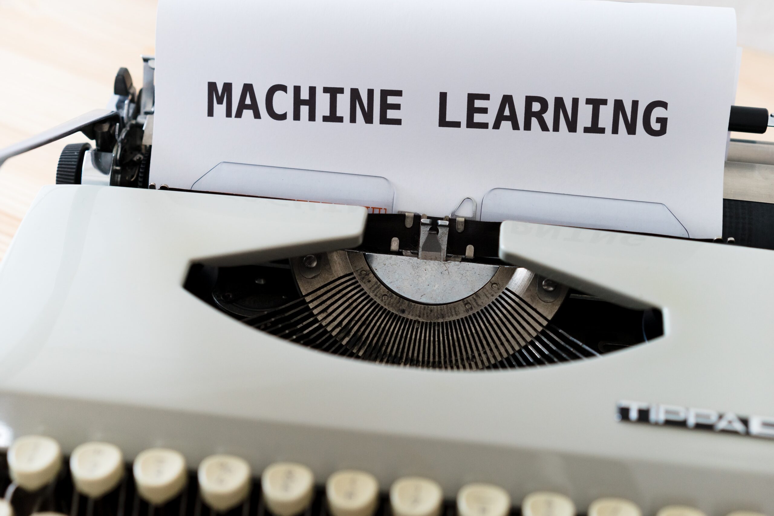 タイプライターに差し込まれた紙に打たれた「MACHINE LEARNING」の文字