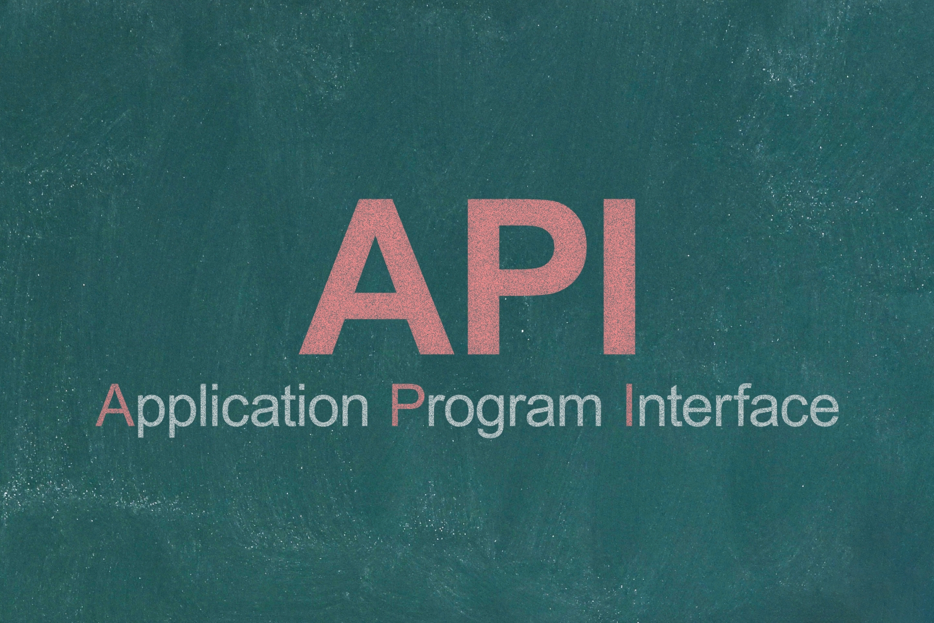 黒板に書かれた「API」と「Application Program Interface」の文字
