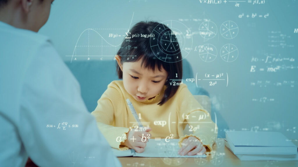 数式が浮かぶ中、机でノートに書き込む女の子と、そばにいる大人