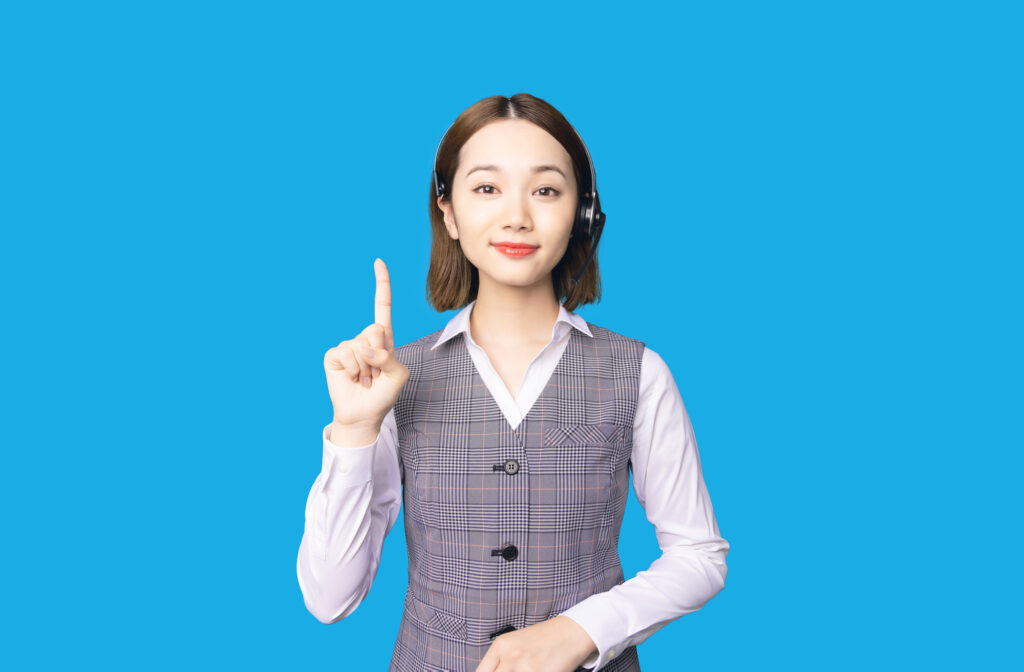 ヘッドセットをつけたコールセンターのオペレーターの女性