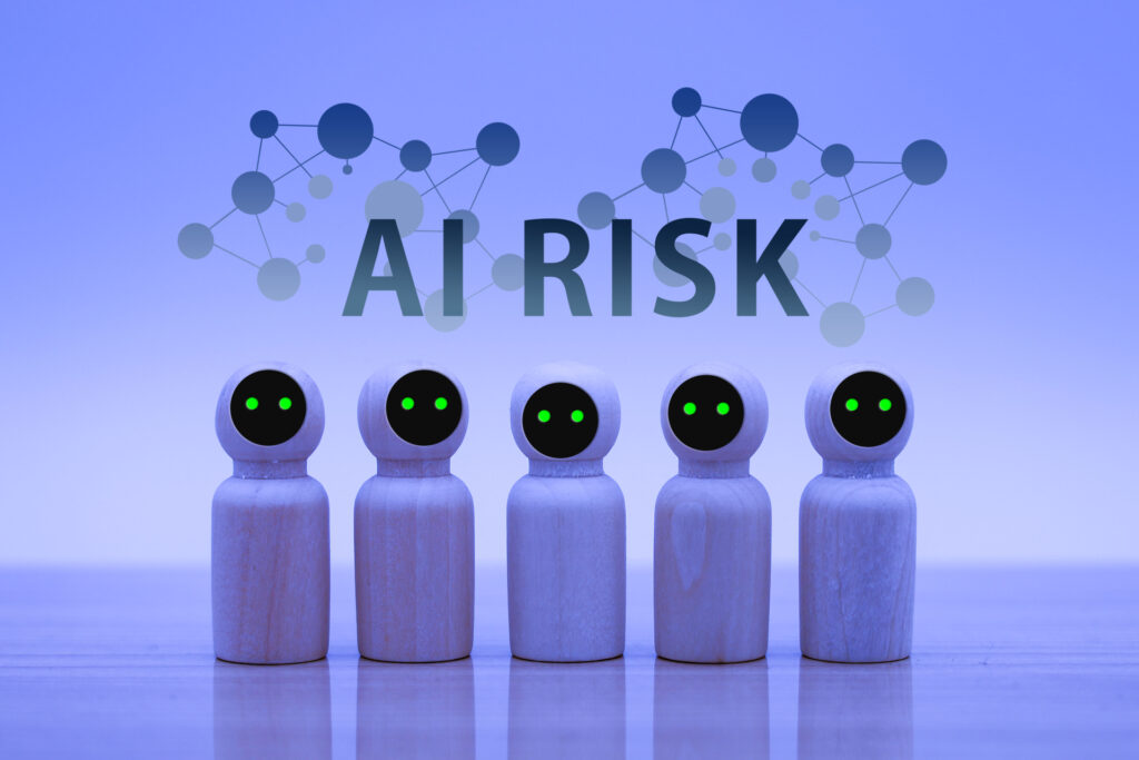 AI RISKと書かれた文字の前にいる5つのAIエージェントを模した図